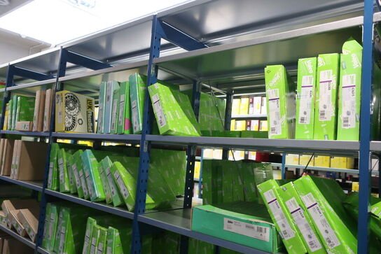 26 fag lagerreoler med indhold