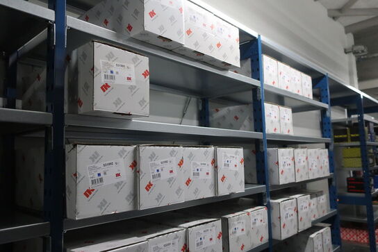 11 fag lagerreoler med indhold