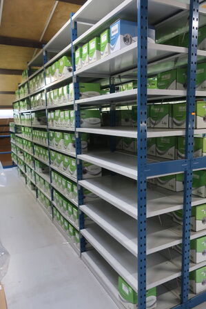 12 fag lagerreoler med indhold 