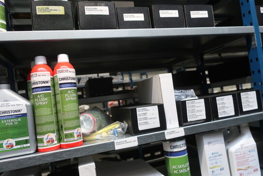 22 fag lagerreoler med indhold