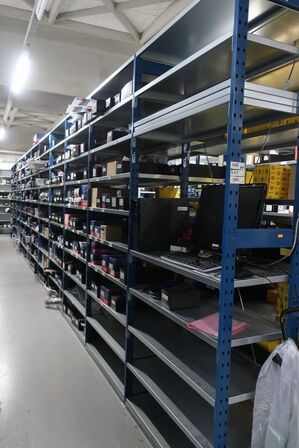 22 fag lagerreoler med indhold