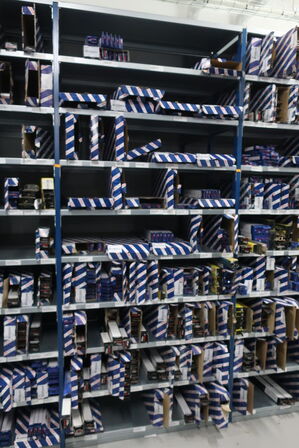 14 fag lagerreoler med indhold