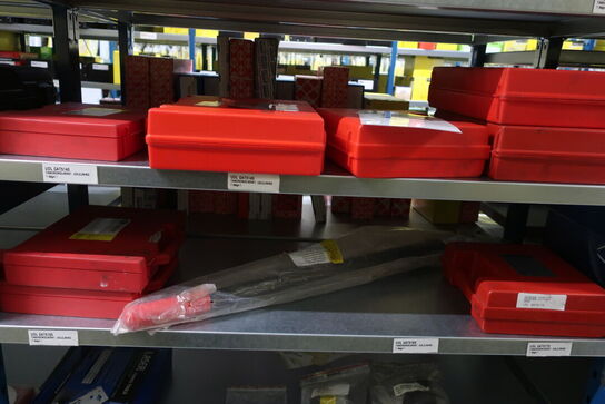 24 fag lagerreoler med indhold