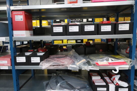 8 fag lagerreoler med indhold