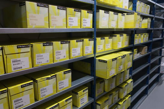 11 fag lagerreoler med indhold