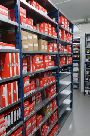 22 fag lagerreoler med indhold