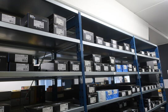 30 fag lagerreoler med indhold