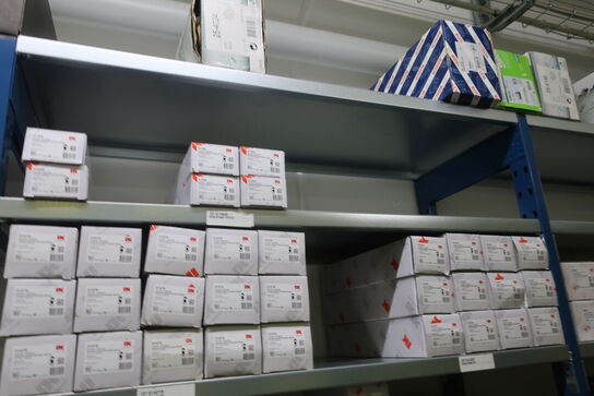 13 fag lagerreoler med indhold