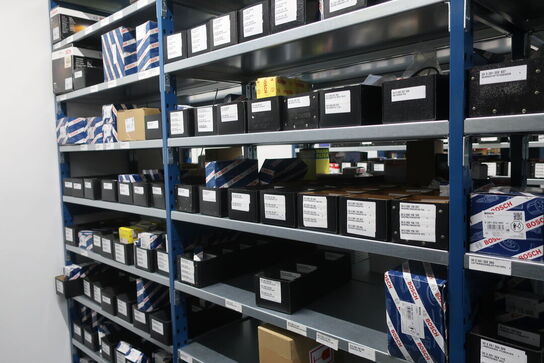 12 fag lagerreol med indhold