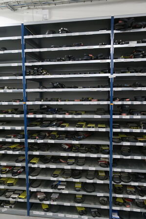 8 fag lagerreoler med indhold