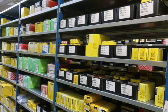 28 fag lagerreoler med indhold