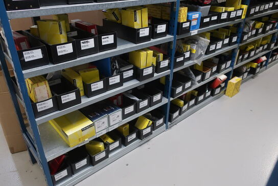 6 fag lagerreoler med indhold