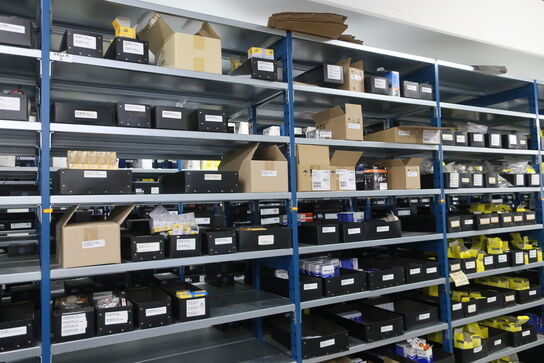 30 fag lagerreoler med indhold