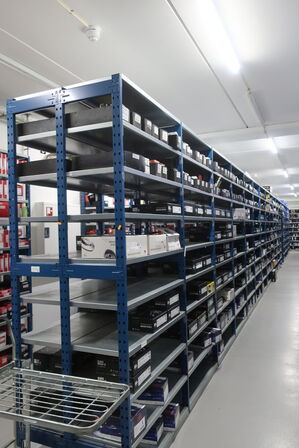 30 fag lagerreoler med indhold