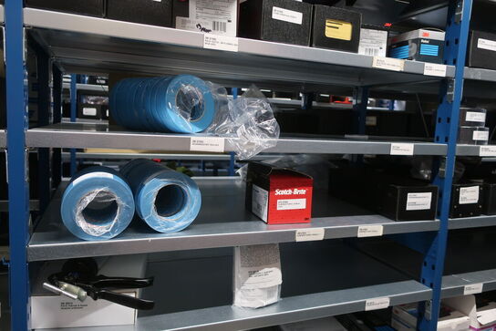 22 fag lagerreoler med indhold