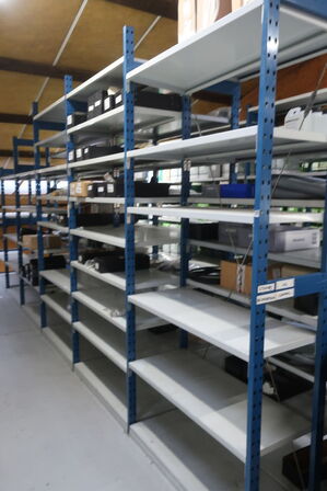 12 fag lagerreoler med indhold 