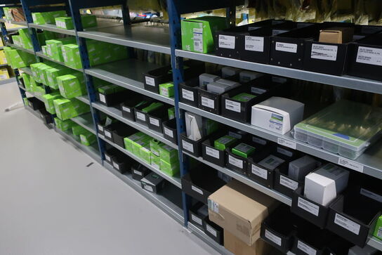 26 fag lagerreoler med indhold