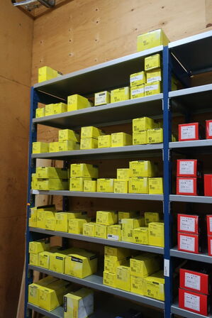 4 fag lagerreoler med indhold