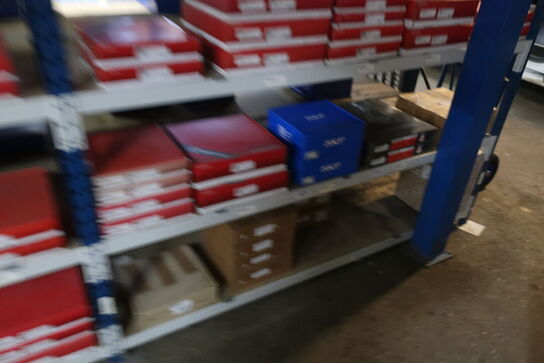 8 fag lagerreoler med indhold