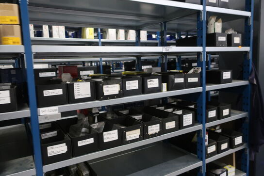 30 fag lagerreoler med indhold