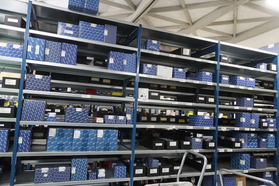 12 fag lagerreol med indhold