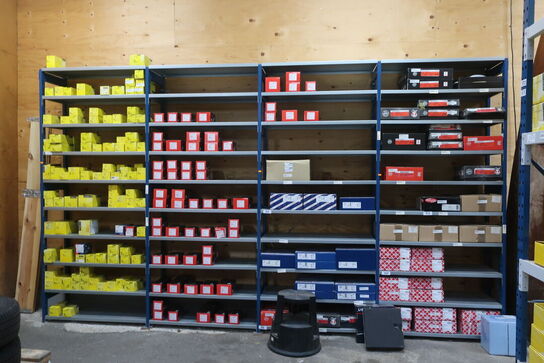 4 fag lagerreoler med indhold