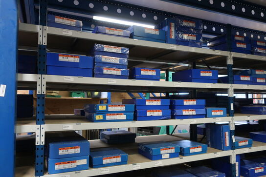 8 fag lagerreoler med indhold