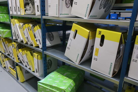 26 fag lagerreoler med indhold