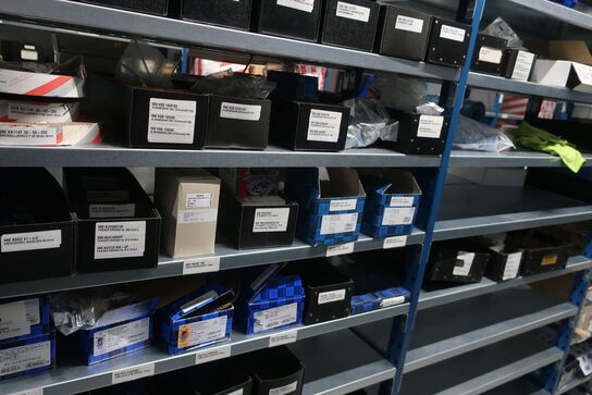 22 fag lagerreoler med indhold