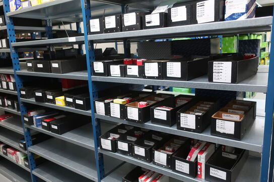 12 fag lagerreol med indhold