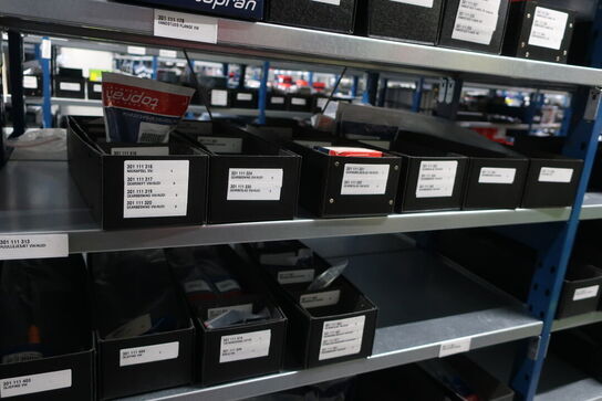 22 fag lagerreoler med indhold