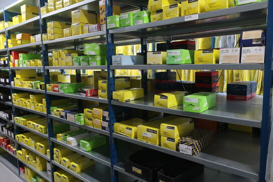 28 fag lagerreoler med indhold