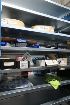 22 fag lagerreoler med indhold