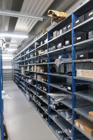 11 fag lagerreoler med indhold