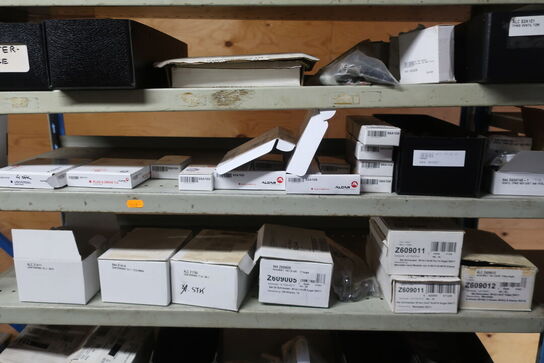 2 fag lagerreol med indhold