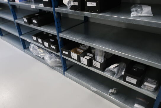 11 fag lagerreoler med indhold