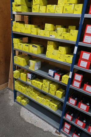 4 fag lagerreoler med indhold