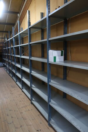 Diverse varelager samt reoler det står på 