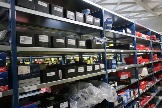 24 fag lagerreoler med indhold