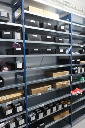 13 fag lagerreoler med indhold