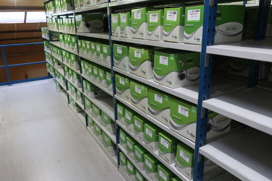 12 fag lagerreoler med indhold 