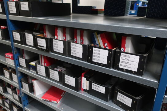 12 fag lagerreol med indhold