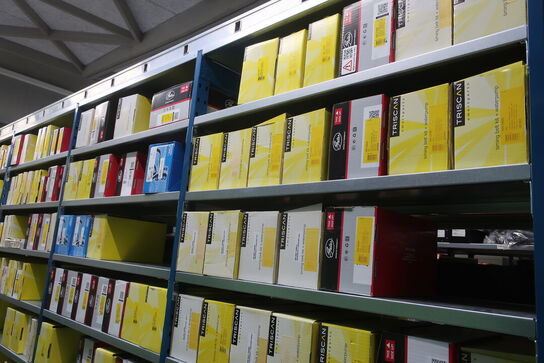 28 fag lagerreoler med indhold