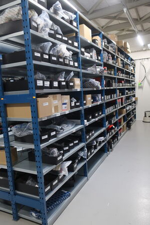 12 fag lagerreol med indhold