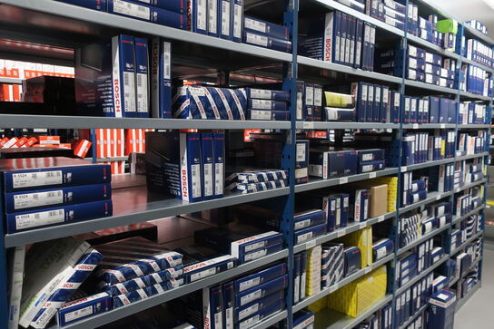 12 fag lagerreol med indhold