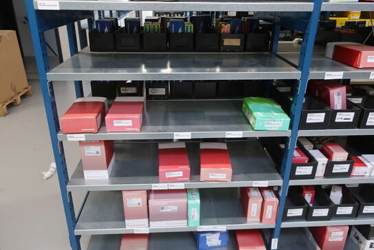 8 fag lagerreoler med indhold