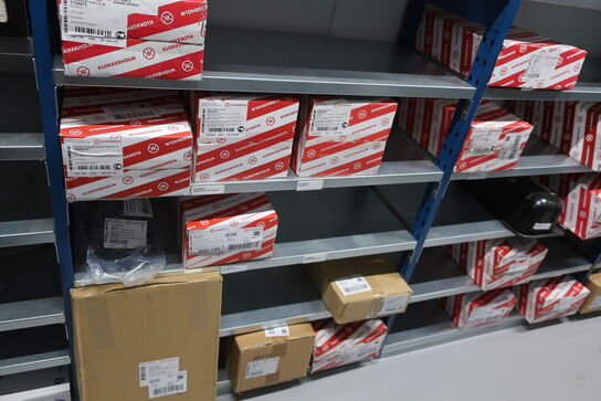 13 fag lagerreoler med indhold