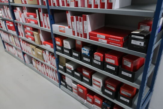 3 fag lagerreoler med indhold