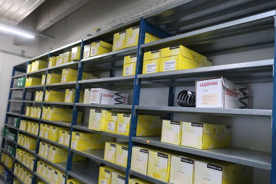 10 fag lagerreoler med indhold