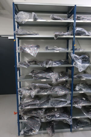 3 fag lagerreoler med indhold